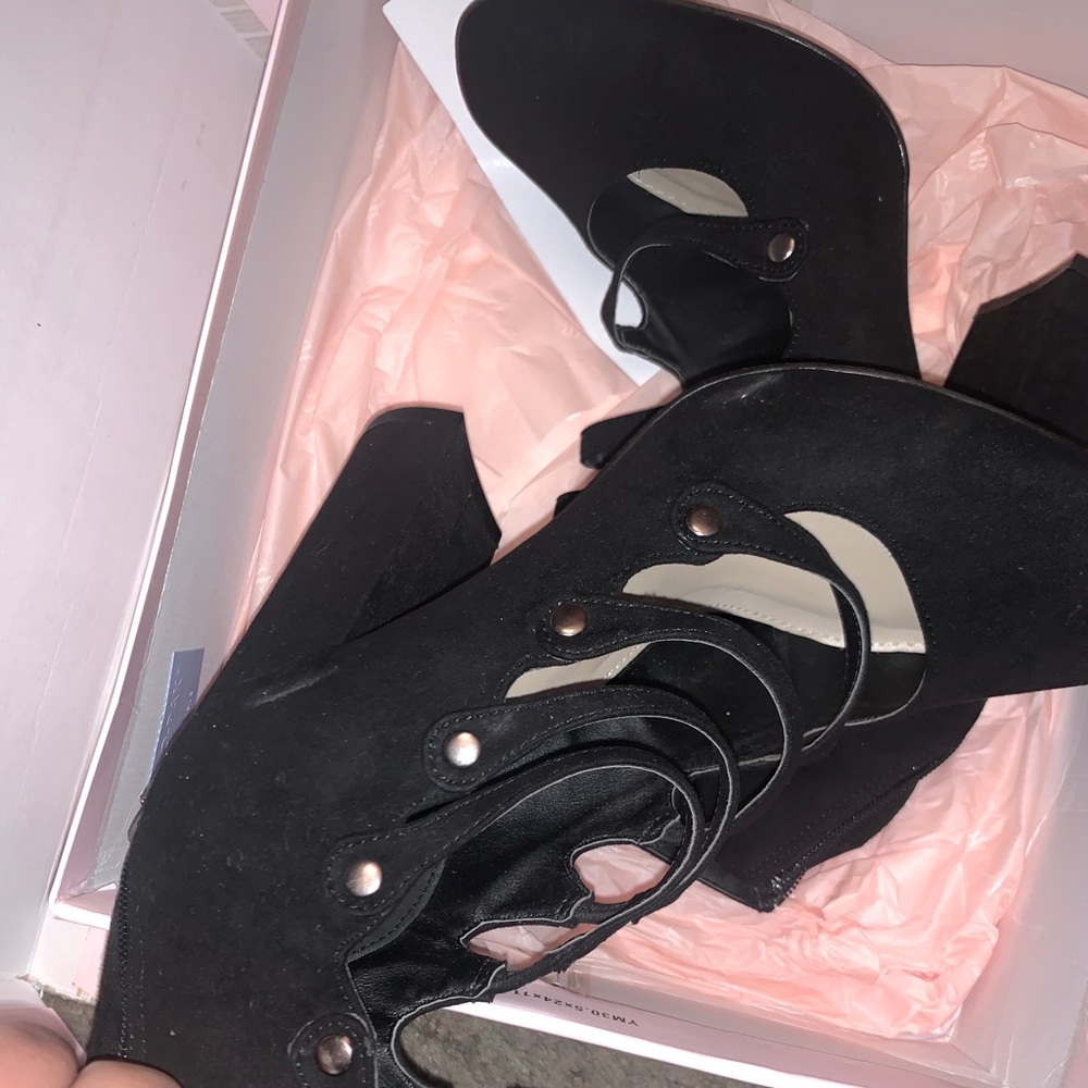 Wide width Black pumps